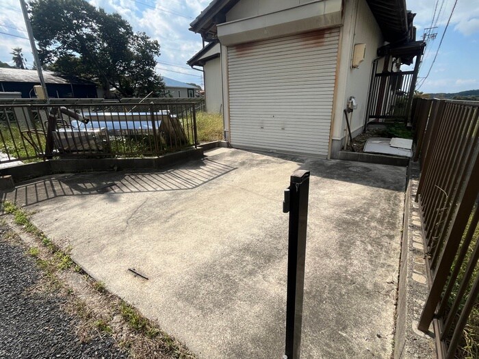 物件外観写真4　(駐車場)