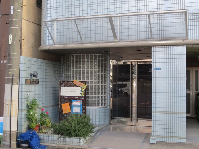 物件外観写真4　(エントランス部分)