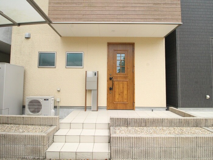 物件外観写真4　(エントランス部分)