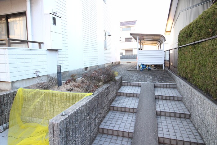 物件外観写真4　(エントランス部分)