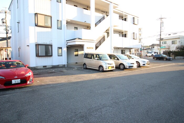 物件外観写真6　(駐車場)