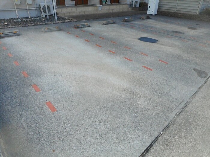 物件外観写真3　(駐車場)