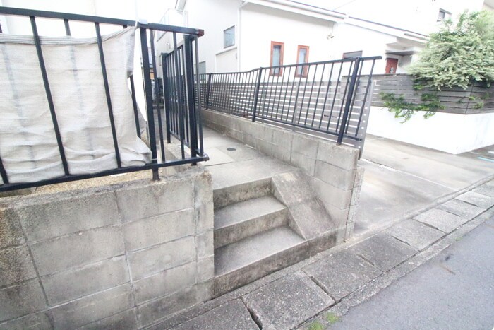 物件外観写真2　(エントランス部分)