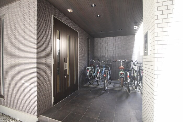 物件外観写真2　(エントランス部分)