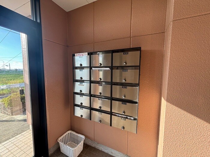 物件外観写真4　(エントランス部分)