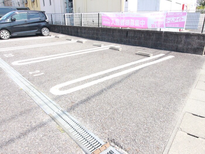 物件外観写真6　(駐車場)