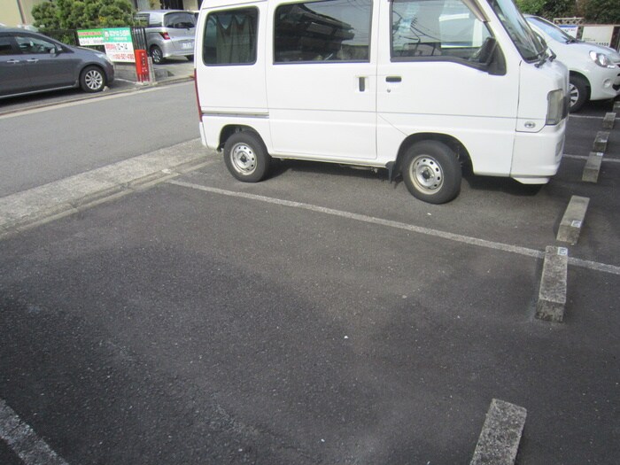 物件外観写真5　(駐車場)