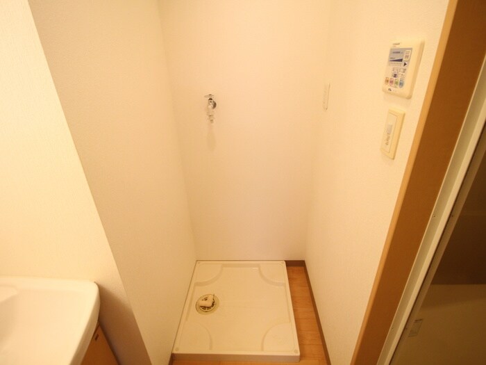 物件内観写真14　(洗濯機置場)