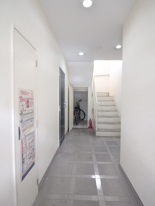 物件外観写真5　(エントランス部分)