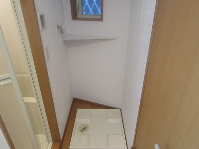 物件内観写真12　(洗濯機置場)