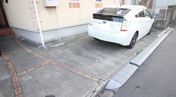 物件外観写真4　(駐車場)