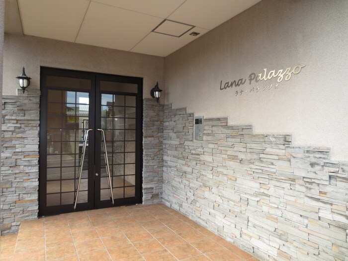 物件外観写真3　(エントランス部分)