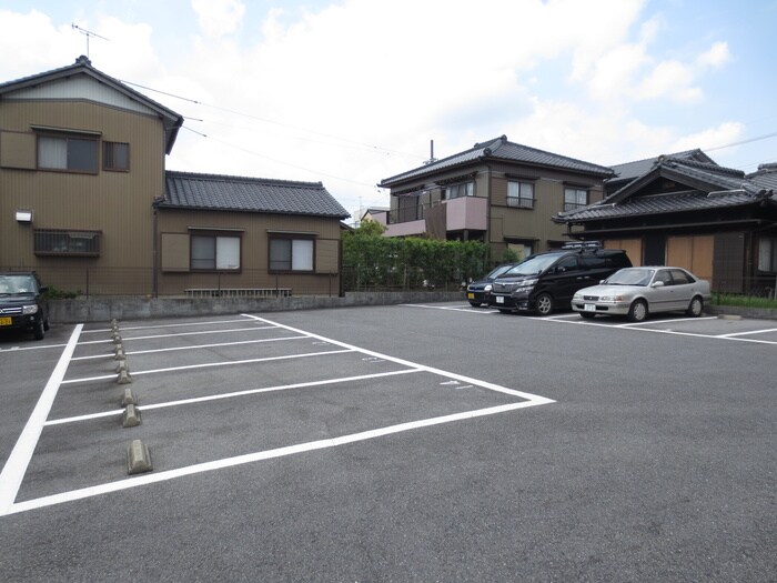物件外観写真4　(駐車場)