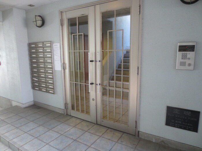 物件外観写真6　(エントランス部分)