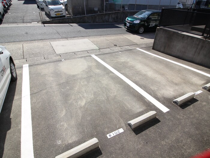 物件外観写真3　(駐車場)