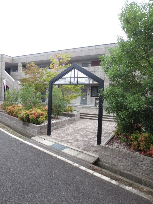 物件外観写真5　(エントランス部分)