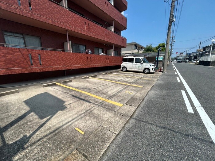 物件外観写真3　(駐車場)