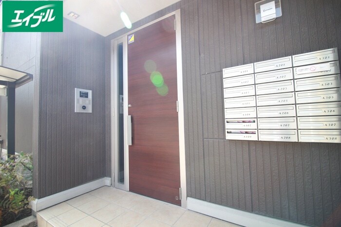 物件外観写真3　(エントランス部分)