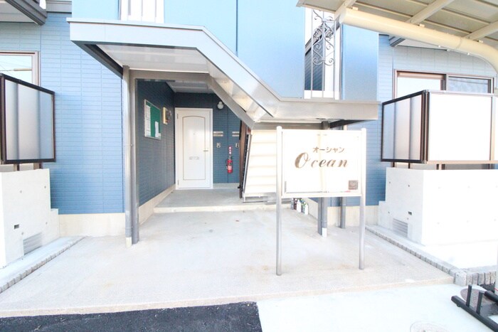 物件外観写真6　(エントランス部分)