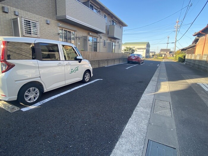 物件外観写真3　(駐車場)