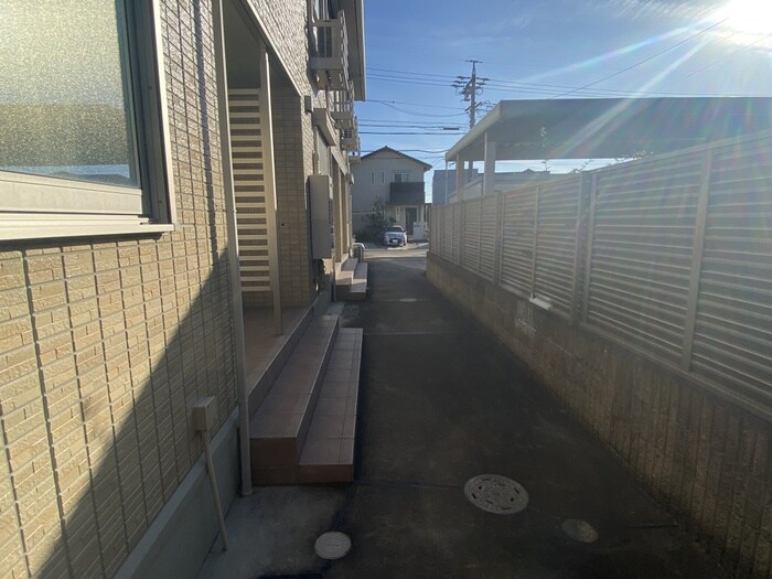 物件外観写真6　(エントランス部分)