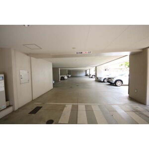 物件外観写真4　(駐車場)