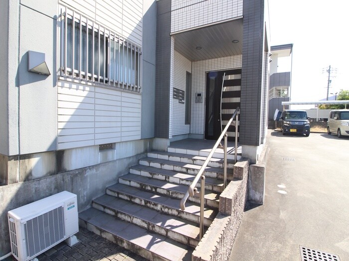 物件外観写真3　(エントランス部分)