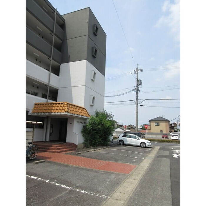 物件外観写真2　(駐車場)