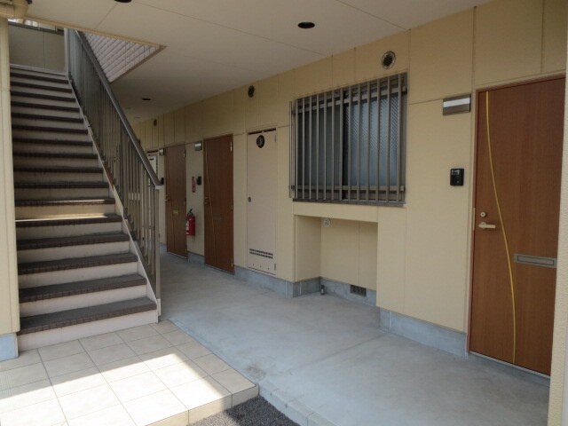 物件外観写真3　(エントランス部分)