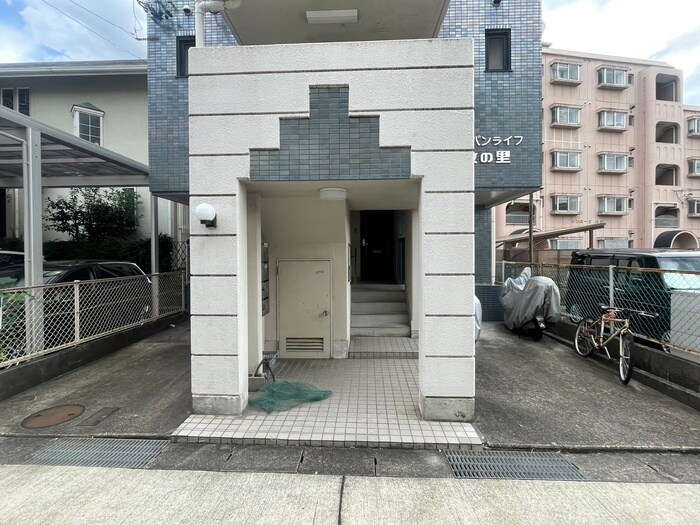 物件外観写真2　(エントランス部分)