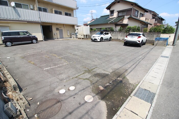 物件外観写真2　(駐車場)
