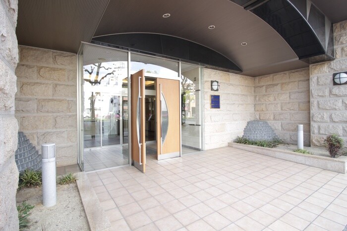 物件外観写真3　(エントランス部分)