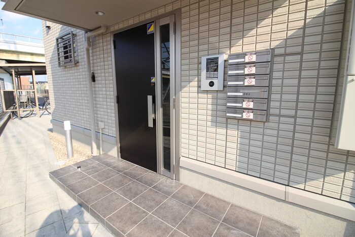 物件外観写真4　(エントランス部分)