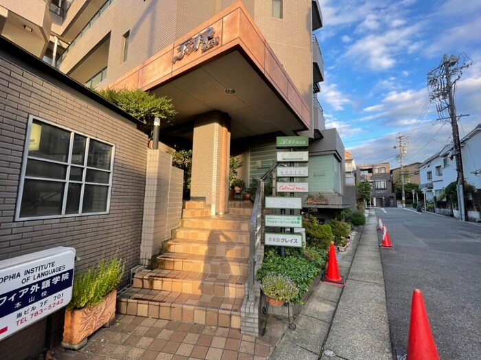 物件外観写真3　(エントランス部分)