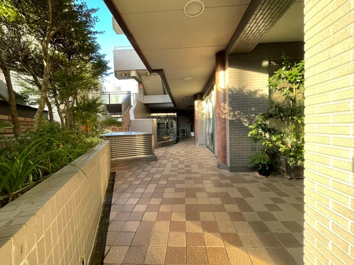 物件外観写真4　(エントランス部分)