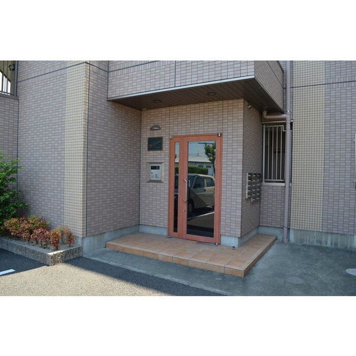 物件外観写真2　(エントランス部分)