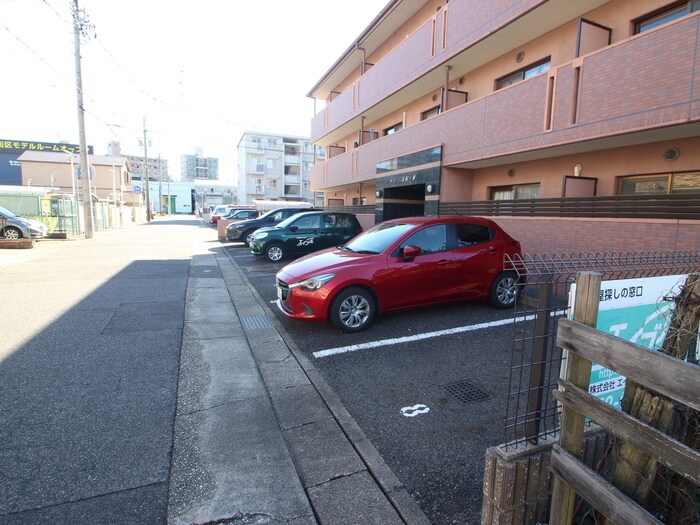 物件外観写真6　(駐車場)