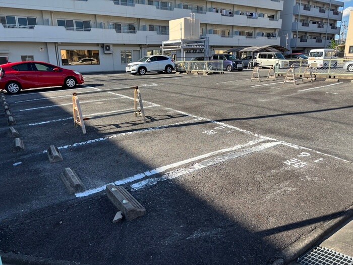物件外観写真3　(駐車場)