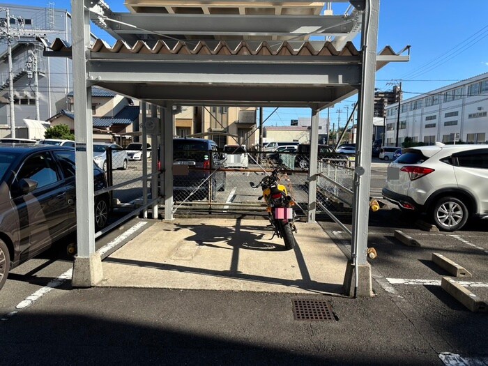 物件外観写真4　(バイク置き場)