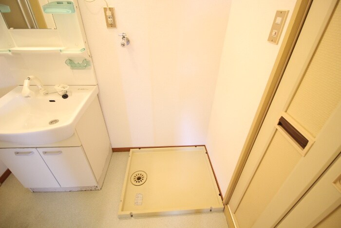 物件内観写真10　(洗濯機置場)