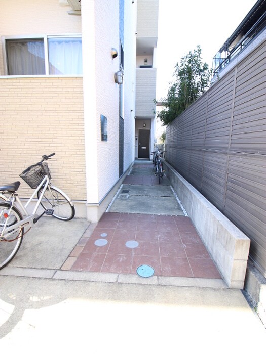 物件外観写真2　(エントランス部分)