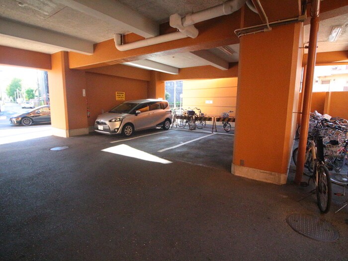 物件外観写真2　(駐車場)