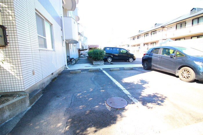 物件外観写真3　(駐車場)