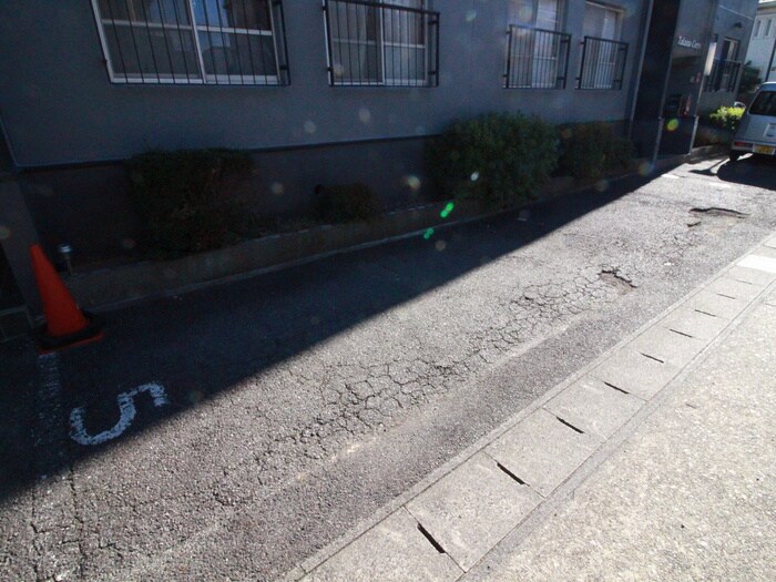 物件外観写真5　(駐車場)