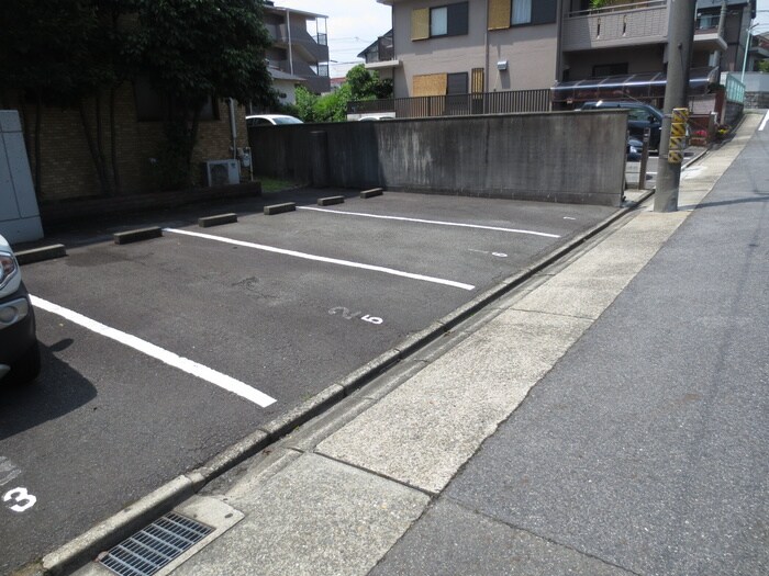 物件外観写真6　(駐車場)