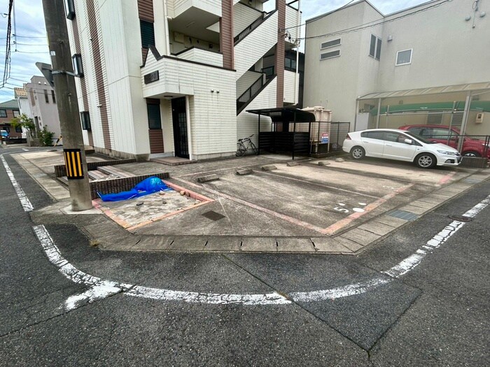 物件外観写真6　(駐車場)
