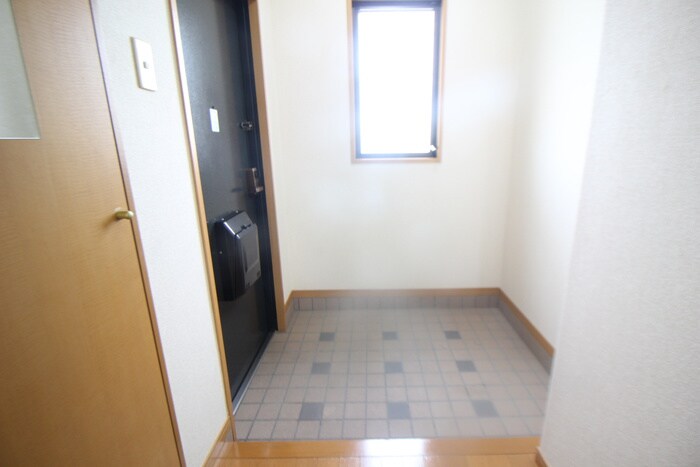 物件内観写真10　(玄関)