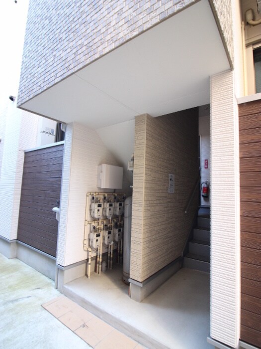 物件外観写真2　(エントランス部分)