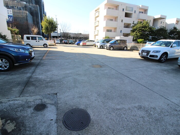 物件外観写真4　(駐車場)