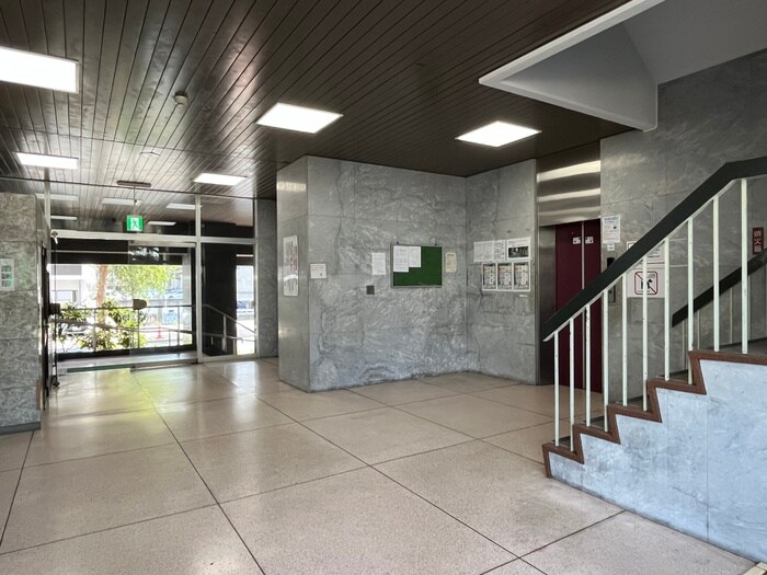 物件外観写真4　(エントランス部分)